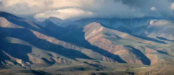 Altay Güneyindeki Kuru Ağaçsız Dağ Yamaçları Tepelerde Fırtına Bulutları — Stok fotoğraf