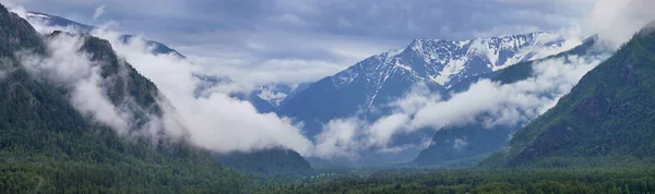 Berge Nebel Natürliches Licht Morgenpanoramablick — Stockfoto