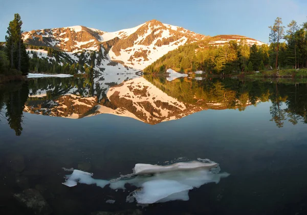 See Altai Gebirge Morgengrauen Wunderbarer Sonnenaufgang Schöne Spiegelung — Stockfoto
