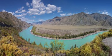 Katun Nehri 'nin Altai Dağları' ndaki panoramik manzarası, Rusya 'da seyahat.