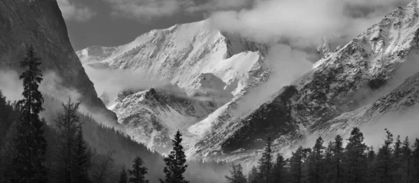Picos Montanha Nas Nuvens Imagem Panorâmica Paisagem Preto Branco Altai — Fotografia de Stock