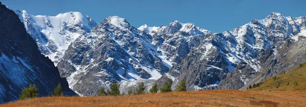 Pokryte Śniegiem Szczyty Gór Altai Widok Panoramiczny Podróżowanie Górach Wspinaczka — Zdjęcie stockowe
