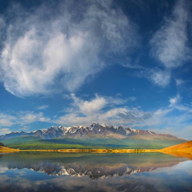 Yaz manzarası, dağ gölü, güzel yansıma, Altai
