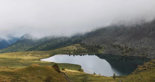 狂野的山湖 多云天气下的自然光 — 图库照片