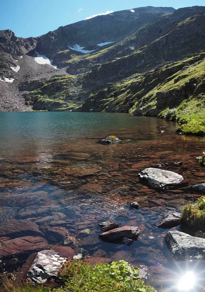 Lago Selvaggio Montagna Una Giornata Estiva Riflesso Del Sole Nell — Foto Stock