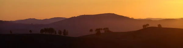 Vista Panorâmica Pôr Sol Nas Montanhas Colinas Árvores Horizonte Fundo — Fotografia de Stock