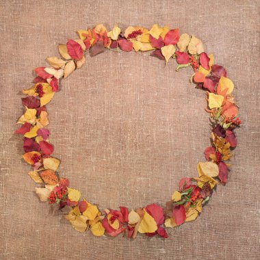 Çuval bezi arkaplanındaki yapraklardan yapılmış çerçeve, sonbahar teması