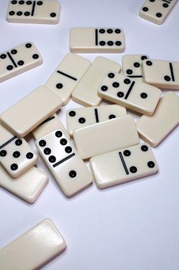 Beyaz bir arka plan üzerinde Domino adet