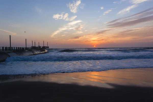Пляж Pier Sunrise Ocean — стоковое фото