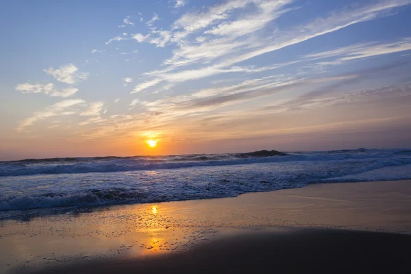 Beach gündoğumu okyanus — Stok fotoğraf