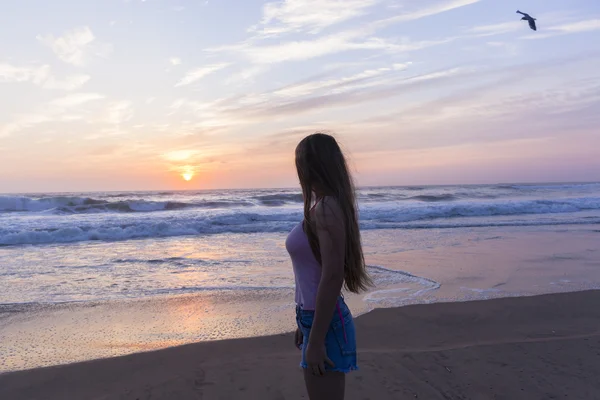 Girl Beach Sunrise Silhouetted — Stock Photo, Image