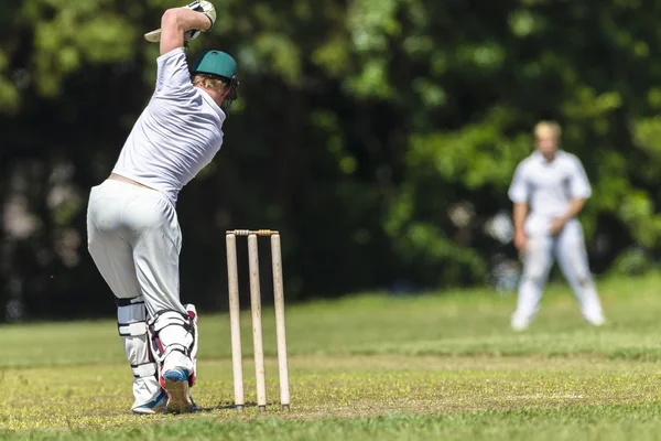 Kriket Batsman údery Bal — Stock fotografie