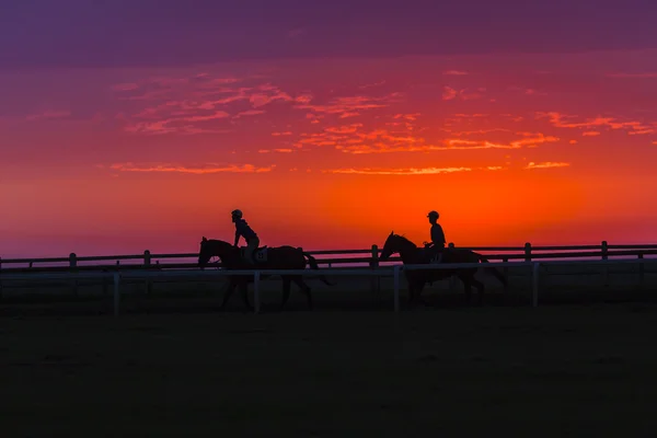 Koně jezdců siluetu — Stock fotografie