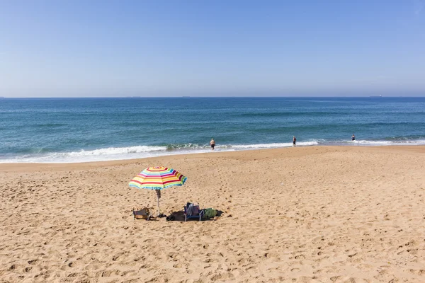Ocean plaża parasol pływaków — Zdjęcie stockowe