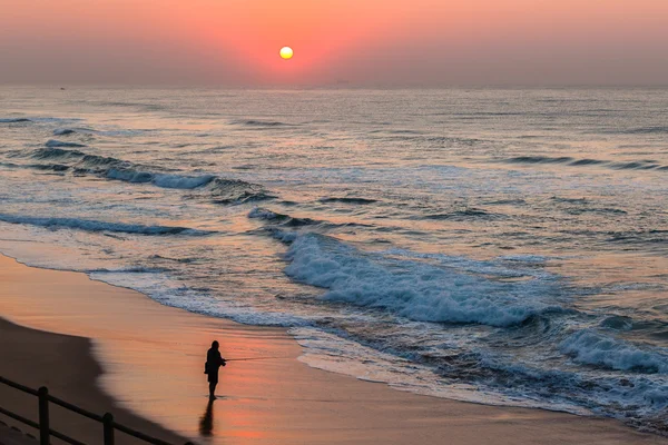 Siluetu rybáře Beach Sunrise oceán — Stock fotografie