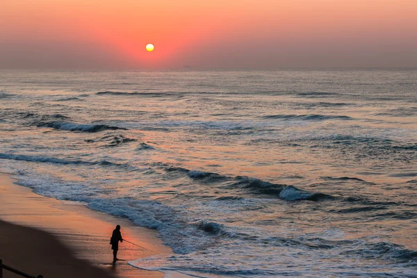 Siluetu rybáře Beach Sunrise oceán — Stock fotografie