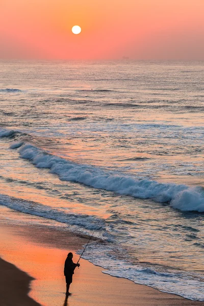 Sylwetki rybak Plaża Ocean Wschód słońca — Zdjęcie stockowe