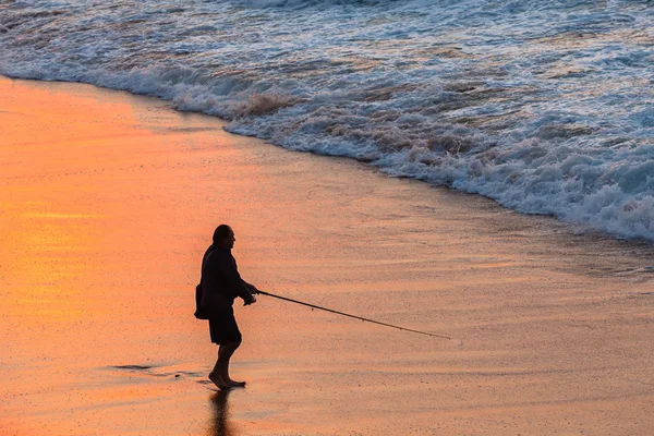 Pescador playa silueta Color reflexiones —  Fotos de Stock