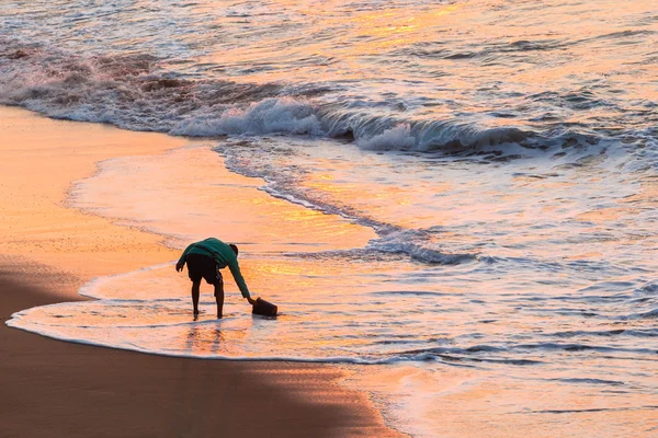 Pescador playa cubo línea de flotación Color reflexiones —  Fotos de Stock