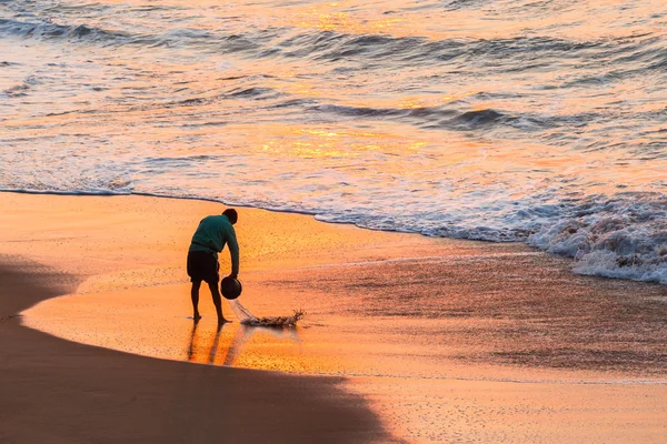 Rybak plaża wiadro wody kolor odbicia — Zdjęcie stockowe