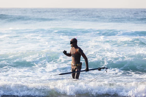 Buceador lanza pistola entrada océano — Foto de Stock