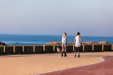Beachfront okyanus Promenade paten kız
