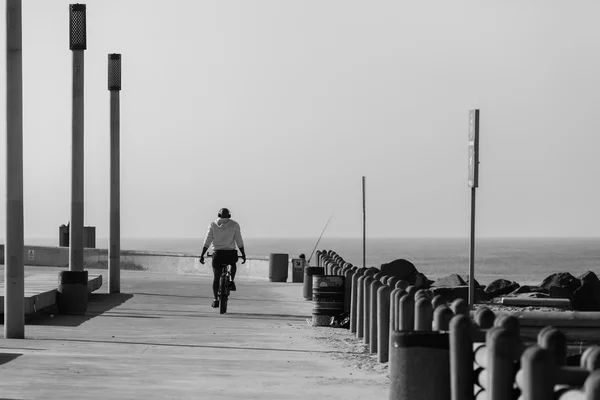 ビーチの遊歩道をサイクリング — ストック写真