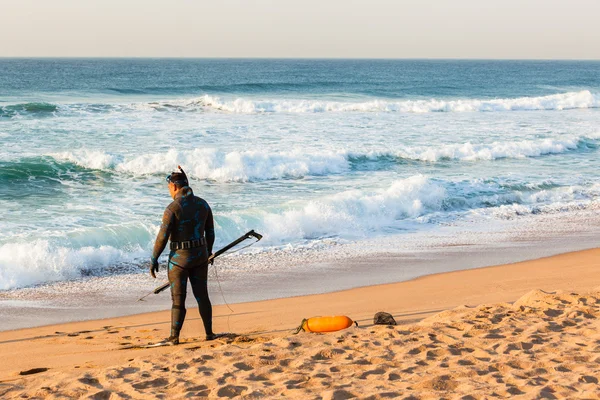 Spjut fiske Diver Beach — Stockfoto