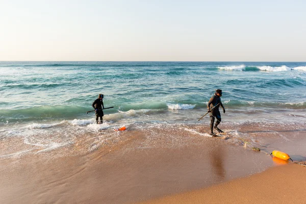 Spjut fiske dykare strand Ocean inträde — Stockfoto