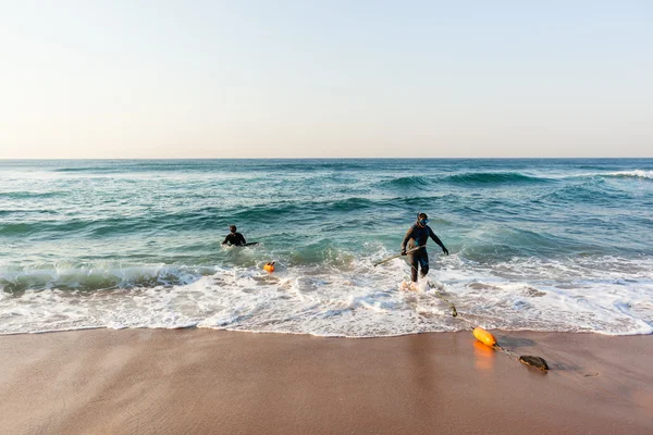 Buceadores Pesca Submarina Playa Océano — Foto de Stock