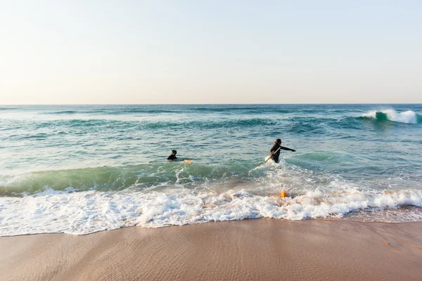 Oštěp rybářských potápěče Beach oceán — Stock fotografie