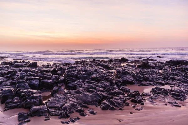 Spiaggia Oceano Rocce Alba Paesaggio — Foto Stock