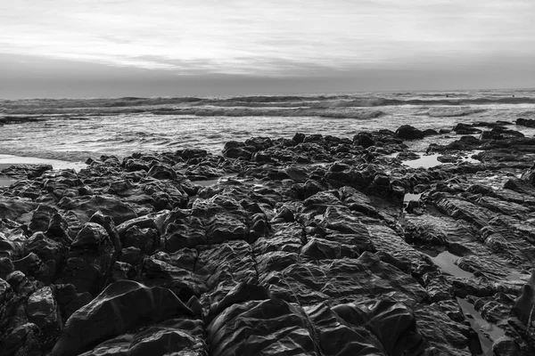 Plage Océan Rochers Noir Blanc Paysage — Photo