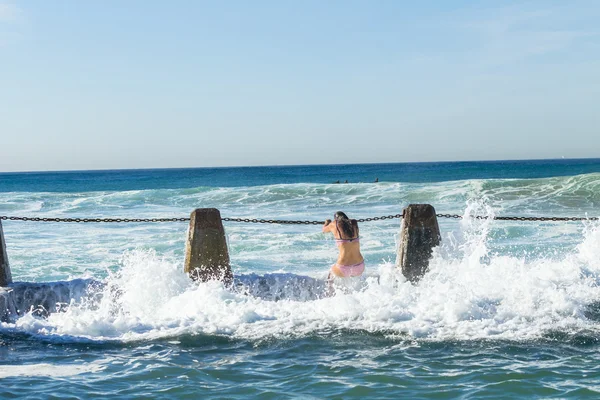 Flicka tidvatten Pool Ocean — Stockfoto