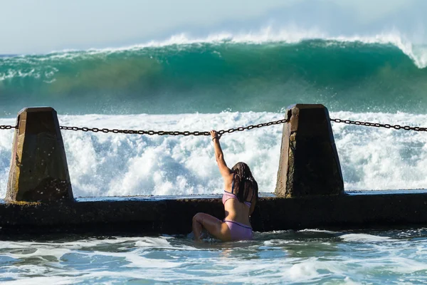 Flicka tidvatten Pool Ocean — Stockfoto