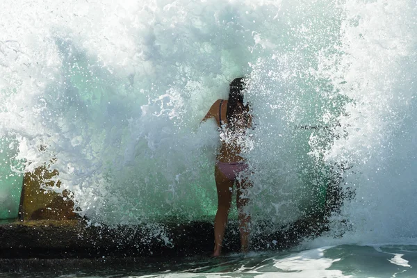 Flicka tidvatten Pool Ocean — Stockfoto