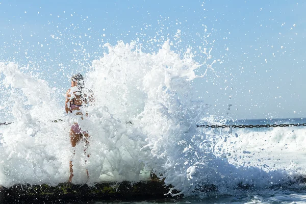 Menina maré piscina oceano — Fotografia de Stock