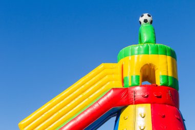 Bahçesi şişme kale