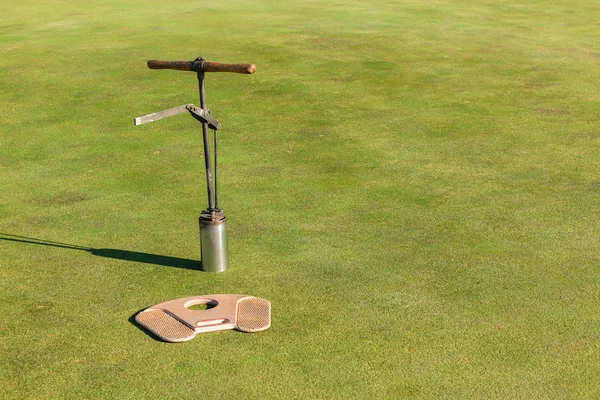 Golfe colocando ferramentas de cortador de buraco verde — Fotografia de Stock