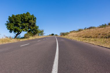 Yol yokuş yukarı mavi gökyüzü