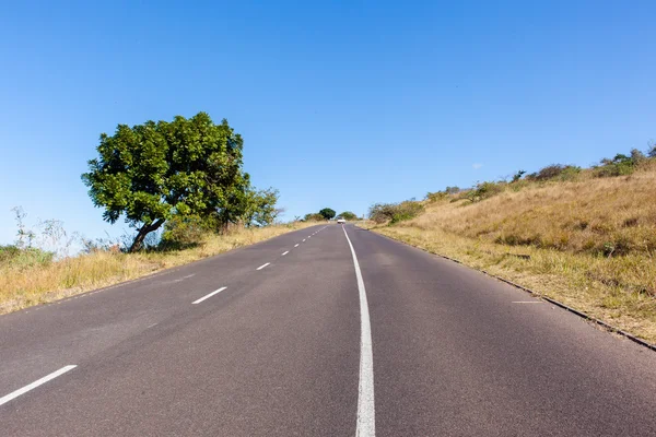 Camino cuesta arriba cielo azul — Foto de Stock