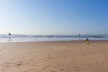 Çocuk çalışan Beach okyanus