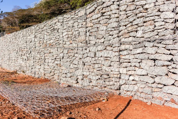 Каменная удерживающая стена — стоковое фото