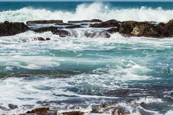 Klippiga kustlinje Ocean vatten tidvattens pooler — Stockfoto