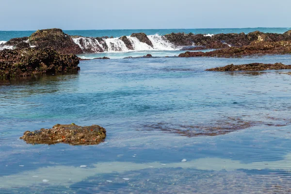 Piscinas de marea de agua de mar costera rocosa — Foto de Stock