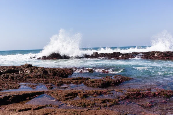 Piscinas de marea de agua de mar costera rocosa —  Fotos de Stock