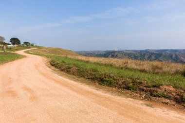 Toprak yol Hillside gökyüzü