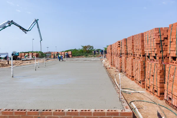 Construção de tijolos de concreto molhado — Fotografia de Stock