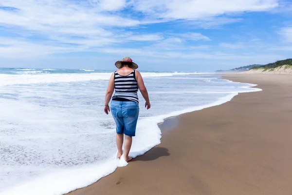 Caucasian Mature Woman Holidays Walking Beach Ocean Shoreline Wave Foam — Stock Photo, Image