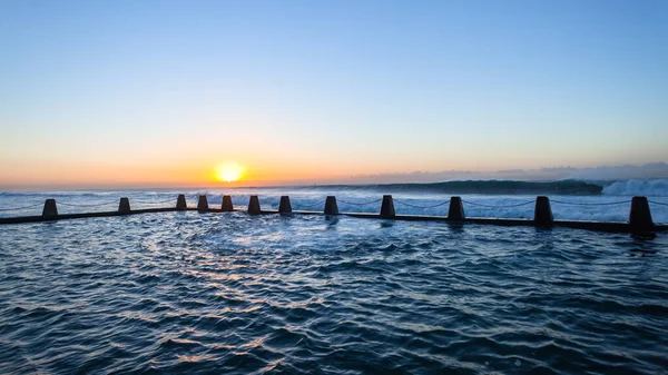 Pláž Přílivový Bazén Velkými Vlnami Oceánu Shazovat Lámání Úsvitu Východu — Stock fotografie